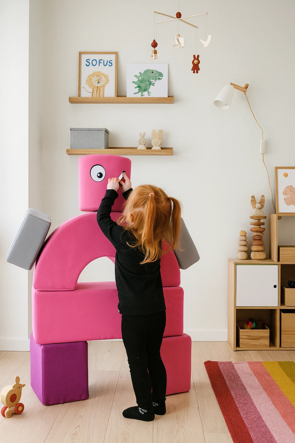 Pige_bygger_figur_ud_af_playfoam