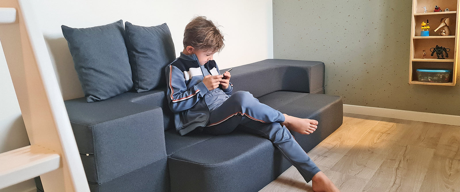 New york sofa med dreng på sofaen